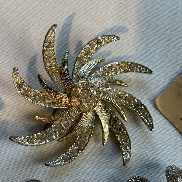 Lot of 6 Vintage Brooches and Earrings Silver Pearls Rhinestones Floral & Grapes - Picture 12 of 15